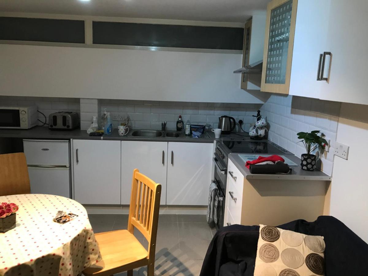 West Kensington 3 Bedroom Apartment London Eksteriør billede